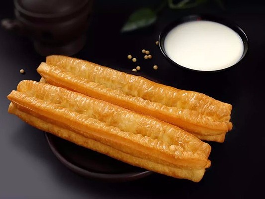 餓不餓？來根藍白大油條