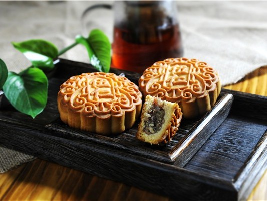 藍(lán)白食品月餅上市  丨 天上滿(mǎn)月，人間團(tuán)圓