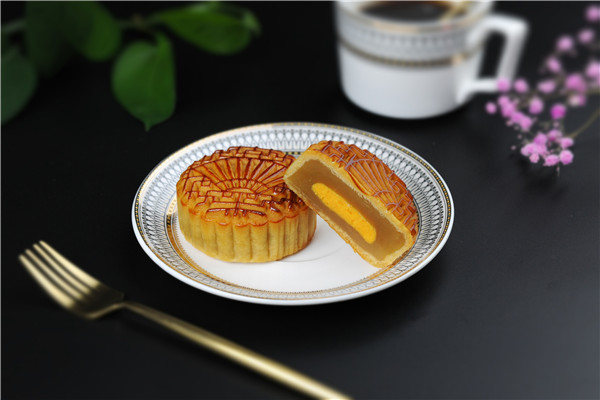 藍(lán)白食品蛋黃蓮蓉月餅